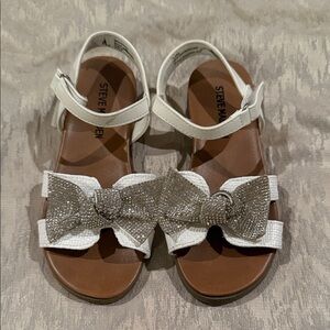 Steve Madden Kids White Sandals with Sparkling Bow